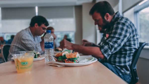 Best Time to Eat Lunch: দেরিতে খাচ্ছেন দুপুরের খাবার, অজান্তেই করছেন না তো শরীরের ক্ষতি!
