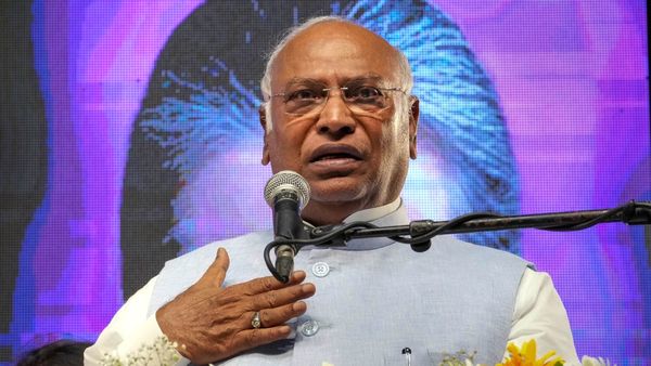 CWC পুনর্গঠন করল কংগ্রেস! তালিকায় শশী তারুর-শচীন পাইলট, বাংলা থেকে অধীর চৌধুরী ছাড়া আর কে-কে