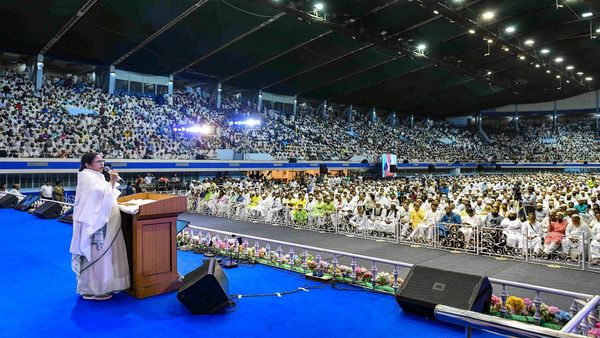 Mamata Banerjee: ৫ লক্ষ টাকা দেবে রাজ্য, সংখ্যালঘু ভোট ধরে রাখতে একগুচ্ছ পরিকল্পনা মমতার