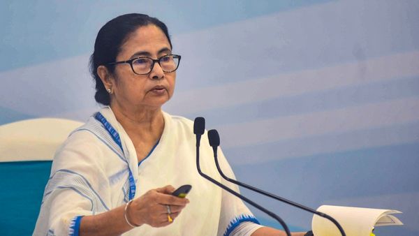 Mamata Banerjee: মমতার পুজো দেওয়ার ধরন নিয়ে সরব বিজেপি, পুরোহিতের বক্তব্য তুলে ধরে পাল্টা দিল তৃণমূল