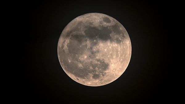 Mysterious Moon: চাঁদের ‘কলঙ্ক’কে ভয় পান নভোচারীরা, আজও উন্মোচিত হয়নি চন্দ্রপৃষ্ঠের সেই রহস্য