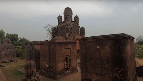 Pathra:ছোট্ট গ্রামে একঙ্গে ৩৪টি মন্দির, কংসাবতীর পাড়ের সেই জায়গা বেড়িয়ে আসুন সপ্তাহান্তের ছুটিতে