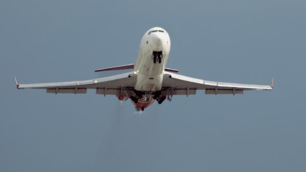 বিমানের বাথরুমে মৃত্যু পাইলটের! এমারজেন্সি ল্যান্ডিং করালেন কো-পাইলট