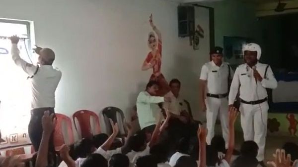 West Bengal Police: টাটকা বেহালার স্মৃতি! পথ নিরাপত্তা ও ট্র্যাফিক আইন শেখাতে স্কুলে হাজির পুলিশ