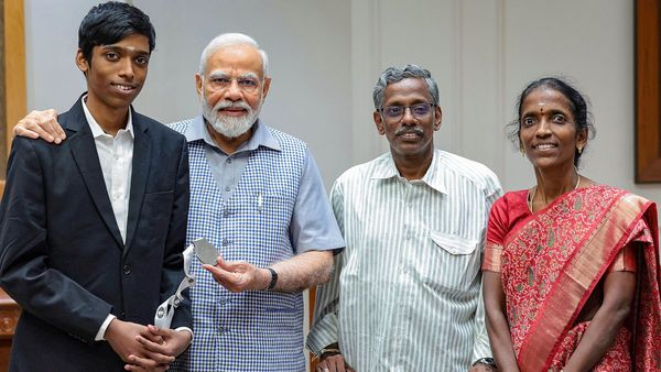 Modi Met Pragga: প্রধানমন্ত্রীর বাসভবনে প্রজ্ঞানন্দ, সঙ্গে বাবা-মা, উচ্ছ্বসিত প্রশংসা মোদীর