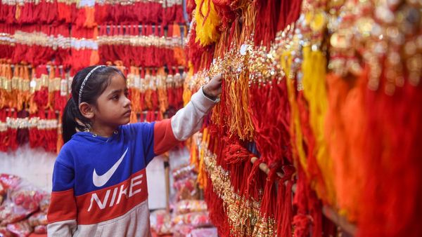 Rakhi Purnima 2023: রাখি পূর্ণিমার দিন কোন রাশির বোনেরা কোন পন্থা মেনে দাদার মঙ্গল কামনা করবেন