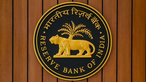 New RBI Rules: বাড়বে লোনের EMI! রিজার্ভ ব্যাঙ্কের নয়া গাইডলাইনে ঘুম উড়বেই আম-আদমির