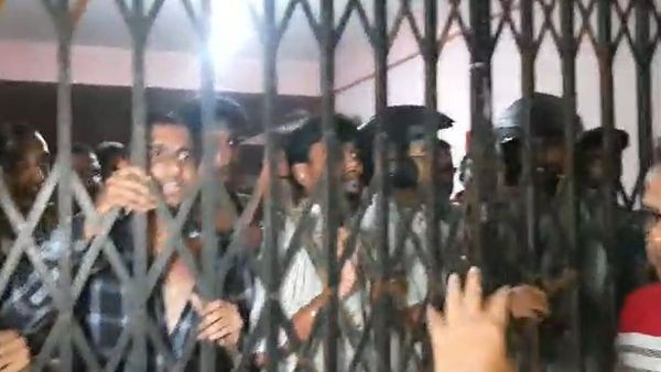 SFI এবং তৃণমূল ছাত্র পরিষদের মধ্যে ব্যাপক সংঘর্ষ, নামল র‍্যাফ