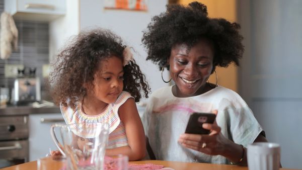 কত শতাংশ অভিভাবকের কাছে শিশুদের বড় করার হাতিয়ার স্মার্টফোন? আর কোন কাজে ব্যবহার, কী বলছে সমীক্ষা