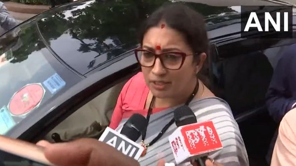 সংসদে ফ্লাইং কিস দেওয়ার অভিযোগ স্পিকারের কাছে! রাহুল গান্ধী INDIA নয়: স্মৃতি ইরানি