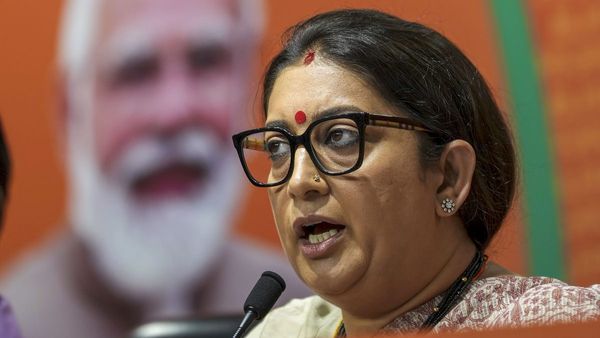 সংখ্যালঘু স্কলারশিপ স্কিমের কেলেঙ্কারিতে জড়াল বাংলার নামও! তদন্ত CBI-এর হাতে দিলেন মন্ত্রী স্মৃতি ইরানি