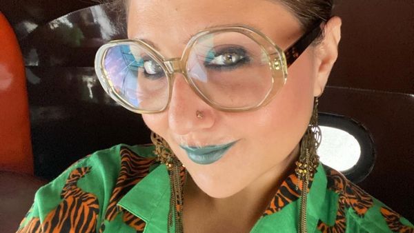 সবুজ পোশাকে সবুজ লিপস্টিক, ফের নেটিজেনদের চমকে দিলেন স্বস্তিকা