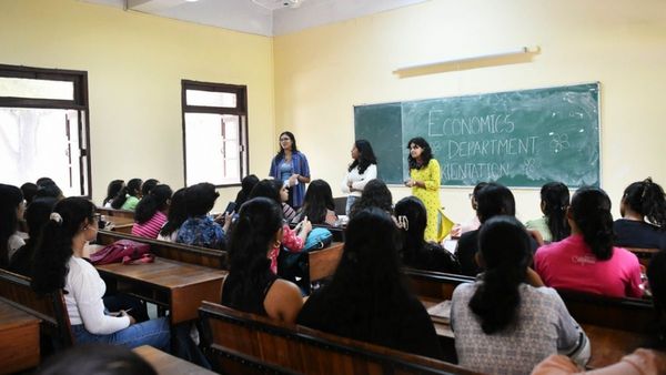 Teacher: 'শিক্ষিত রাজনীতিককেই ভোট দিও', ছাত্রদের পরামর্শ দেওয়ার পরই চাকরিচ্যূত শিক্ষক