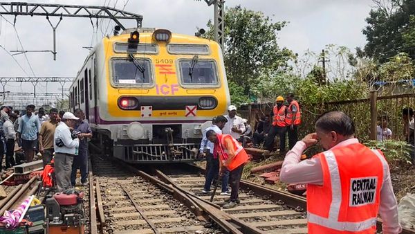 List of Train Cancelled in Howrah: বাতিল একগুচ্ছ লোকাল এবং দূরপাল্লার ট্রেন, চরম দুর্ভোগের শঙ্কা