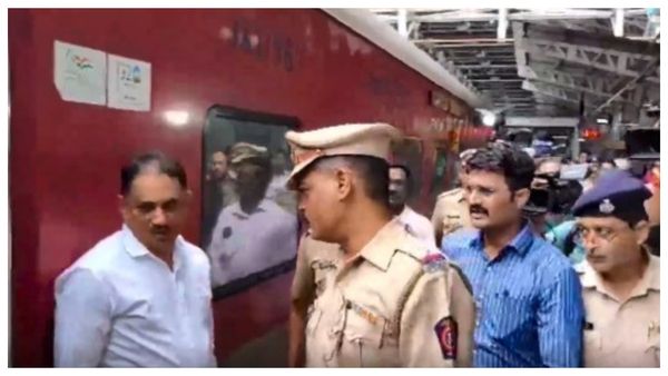 চলন্ত ট্রেনে ভয়ঙ্কর কাণ্ড, হঠাৎ অসুস্থ একাধিক যাত্রী, ২ জনের মৃত্যু