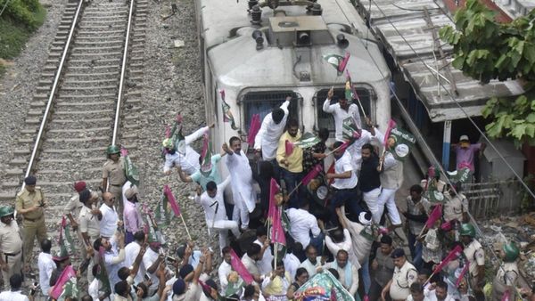 Indian Rail: দাঁড়িয়ে একাধিক ট্রেন, বন্ধ শান্তিপুর শাখায় আপ-ডাউনের ট্রেন চলাচল