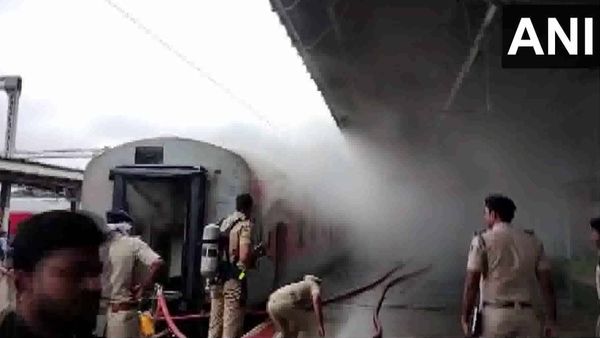 Rail accident: ফের দুর্ঘটনার কবলে রেল, বেঙ্গালুরু উদ্যান এক্সপ্রেসে ভয়াবহ অগ্নিকাণ্ডে আতঙ্ক