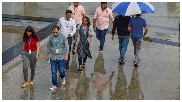 বেকারত্বের কঠিন বাস্তব, শহরে উইপ্রো অফিসের সামনে হাজার হাজার আবেদনকারীর লাইন-হুড়োহুড়ি