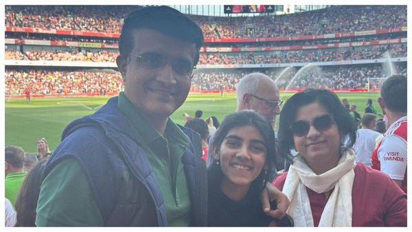 Sourav Ganguly: আর্সেনাল-ম্যান ইউ ম্যাচে মজে মহারাজ, সঙ্গী সানা-ডোনাও, দেখুন ছবি