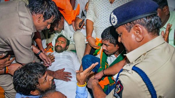 Telangana: নিজের রাজ্যে আটক কেন্দ্রীয় মন্ত্রী ও রাজ্য বিজেপির প্রধান, তীব্র উত্তেজনা