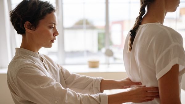 Back Pain: কষ্ট পাচ্ছেন পিঠের ব্যথায়! দ্রুত মুক্তি পেতে মানুন ঘরোয়া টোটকাগুলি