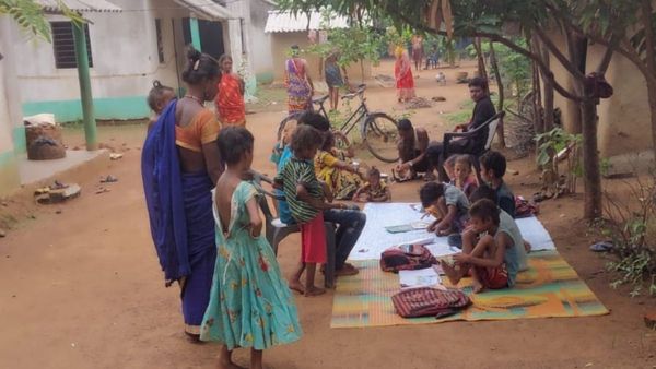 Happy Teachers' Day: স্কুলের গণ্ডী পেরোয়নি পরিবারের কেউ, অষ্টম শ্রেণির সৌরভই এলাকার 'স্যার'