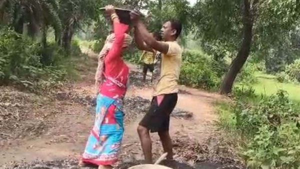 রাস্তা সংস্কারে মাথায় ঝুড়ি BJP বিধায়কের! বিরলতম দৃশ্যের সাক্ষী বাঁকুড়া, কটাক্ষ তৃণমূলের