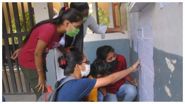 শহরের নামি কলেজে পোশাক ফতোয়া, ভর্তির আগে শর্তে স্বাক্ষর করতে হবে পড়ুয়াদের নির্দেশিকা কর্তৃপক্ষের