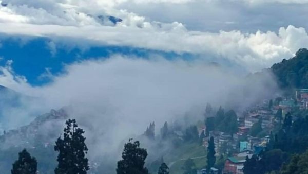 Tendrabong Village: ঘুম ভেঙে উঠেই দেখবেন মেঘের দেশে পৌঁছে গিয়েছেন, এবার পুজোয় ঘুরে আসুন পাহাড়ের নতুন ঠিকানায়