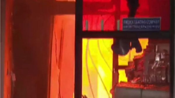 Fire At Kolkata: রাতের শহরে ভয়াবহ অগ্নিকাণ্ড! জ্বলছে গোডাউন, ঘটনাস্থলে ১৫ টা ইঞ্জিন