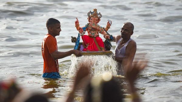 Swapna Shastra: স্বপ্নে গণেশজিকে দেখার অর্থ কী, এটি শুভ না অশুভ সময়ের ইঙ্গিত দেয়?