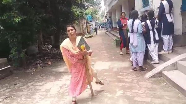 প্রতিকূলতা পেরিয়ে তিনি শিক্ষিকা! ছাত্রীদের নিজের পায়ে দাঁড় করানোর জন্য লড়াই ফতেমার