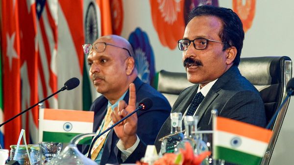 India Vs Bharat: ইসরো কি এবার বিসরো হবে! ইন্ডিয়া বনাম ভারত যুদ্ধে কী প্রতিক্রিয়া সোশ্যাল মিডিয়ায়