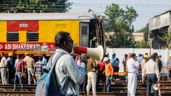 Local Train Derailed At Dumdum: দমদম স্টেশনে লাইনচ্যুত কল্যাণী মাঝেরহাট লোকাল