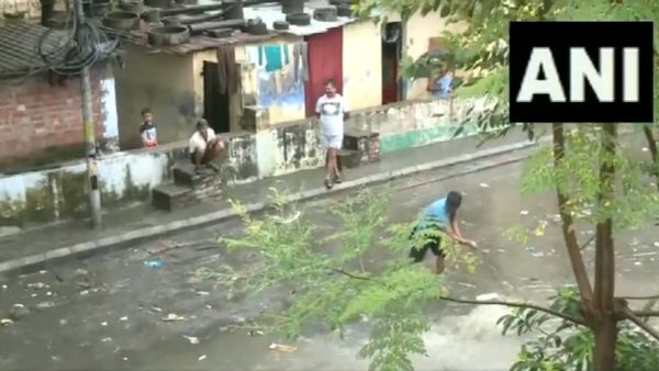 রাস্তা প্লাবিত, মানুষ ঘরে বন্দি, স্কুল কলেজ বন্ধ! লখনৌতে ভারী বৃষ্টির পরে ভয়ঙ্কর পরিস্থিতি