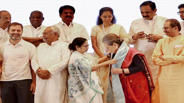 INDIA Alliance Meeting: হঠাৎ ছন্দপতন! মমতা ‘ইন্ডিয়া’র বৈঠক ছেড়ে বেরিয়ে গেলেন, নেপথ্যে কোন কারণ