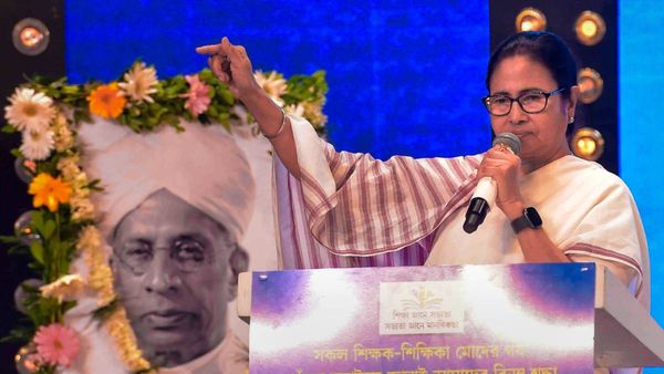 দেশের নাম পরিবর্তন ইস্যু: এতে নতুন কী! কিন্তু...বললেন মমতা