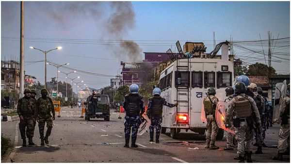 Manipur: ইম্ফল জুড়ে জারি কার্ফু , লুঠ অস্ত্র উদ্ধারে সীমান্তে ব্যাপক তল্লাশি অভিযান
