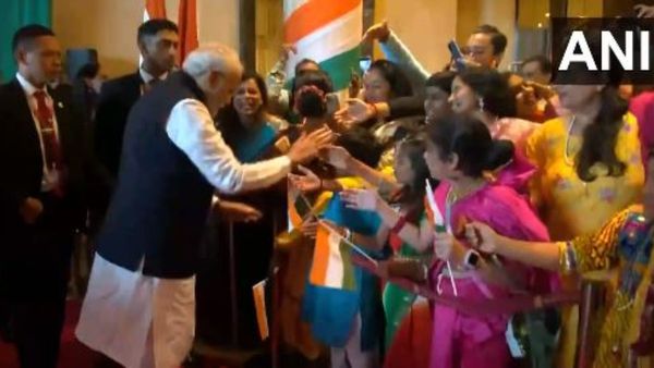 আসিয়ান সামিটে নরেন্দ্র মোদী! জাকার্তায় প্রধানমন্ত্রীকে বিপুল অভ্যর্থনা