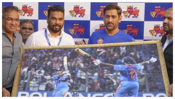 MS Dhoni: নিলামে ধোনির বিশ্বকাপ জেতানো ছক্কার স্মৃতি বিজড়িত চেয়ার, রাঁচিতে ক্যাপ্টেন কুলের বাইকে সঙ্গী কে?