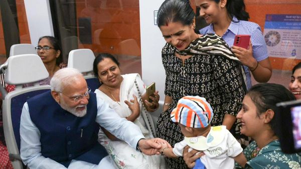 Narendra Modi in Birthday: জন্মদিনে মেট্রো চড়লেন প্রধানমন্ত্রী নরেন্দ্র মোদী, সেলফি তুললেন যাত্রীদের সঙ্গে