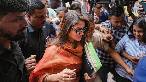 নুসরতের দেওয়া নথি সন্তোষজনক নয়, ফের অভিনেত্রীর কাছে তথ্য তলব তদন্তকারীদের