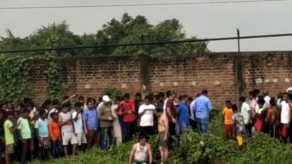 মাঝপুকুরে তলিয়ে যাচ্ছেন যুবক, ফিল্মি কায়দায় জলে ঝাঁপ দিয়ে উদ্ধারের চেষ্টা ওসির, কী হল তারপর...