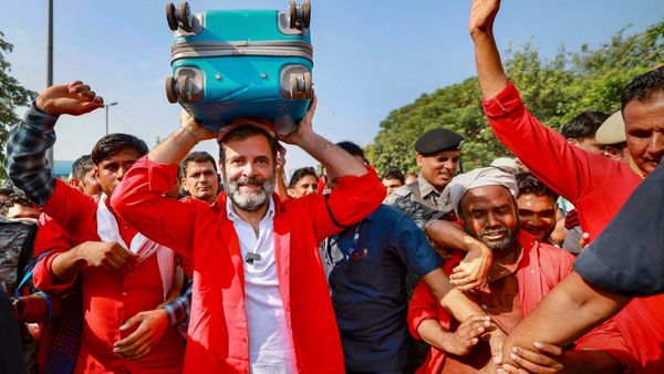 ব্যাজ-লাল শার্ট পরে আনন্দবিহার স্টেশনে রাহুল গান্ধী! নিলেন নতুন ভূমিকা, ভিডিও ভাইরাল