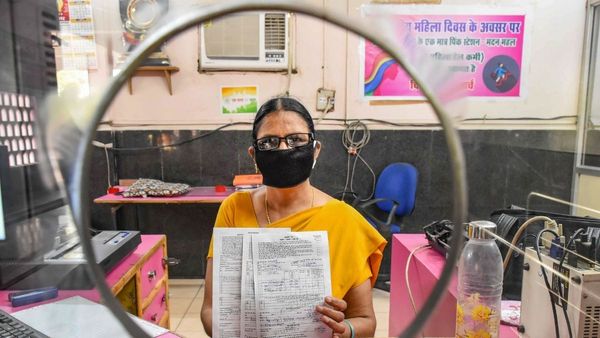 IRCTC Ticket Refund Rules: ট্রেন দেরিতে চলছে? সম্পূর্ণ টিকিটের টাকা ফেরত দেবে রেল