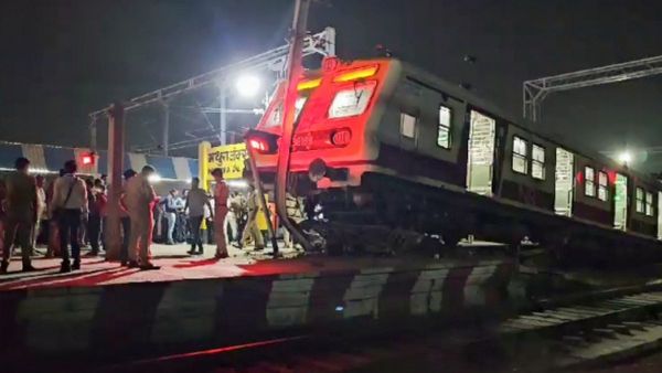 Indian Rail Accident: হুড়মুড়িয়ে স্টেশনে উপরে আস্ত ট্রেন! কীভাবে ঘটল জানলে চমকে উঠবেন