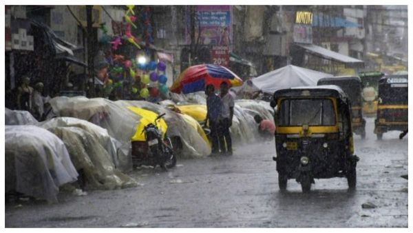 সকাল থেকে দমকে দমকে বৃষ্টি, বাজ পড়ে জেলায় মৃত্যু ৫ জনের
