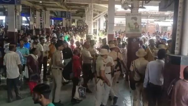 Howrah Station: হকার বসতে বাধা, রণক্ষেত্র হাওড়া স্টেশন চত্বর! লাঠিচার্জ আরপিএফের
