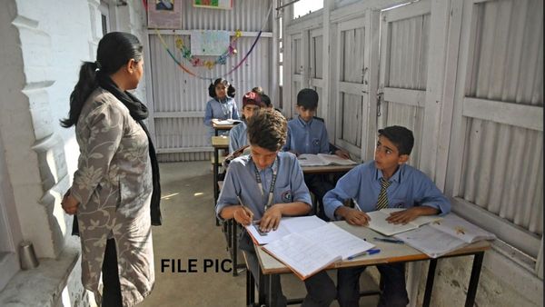 Uttar Pradesh: হিন্দু ছাত্রকে চড় মুসলিম ছাত্রের! বিদ্বেষ ছড়ানোর অভিযোগ শিক্ষিকার বিরুদ্ধে