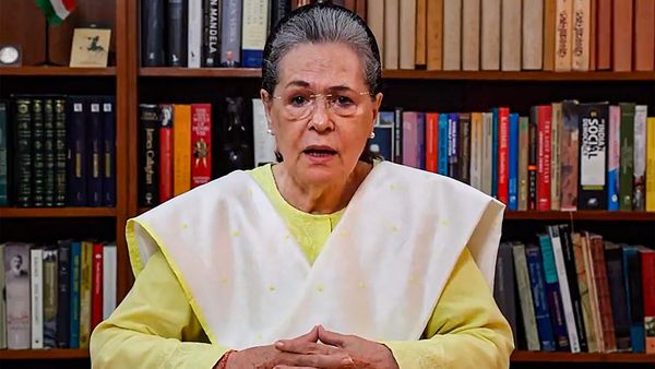 Sonia Gandhi: শ্রীনগর সফর থেকে ফিরেই অসুস্থ, বুকে সংক্রমণ নিয়ে দিল্লির হাসপাতালে ভর্তি সোনিয়া গান্ধী